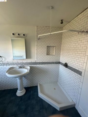 2423 Market St, Oakland, CA 94607