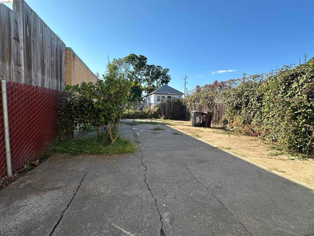 2423 Market St, Oakland, CA 94607