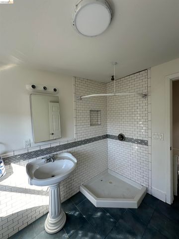 2423 Market St, Oakland, CA 94607