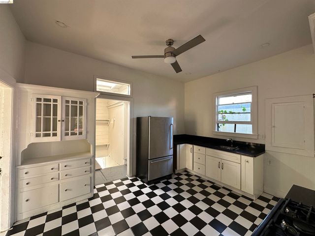2423 Market St, Oakland, CA 94607