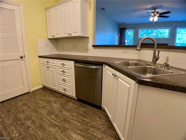 1049 Grand Oak LN, Virginia Beach, VA 23455