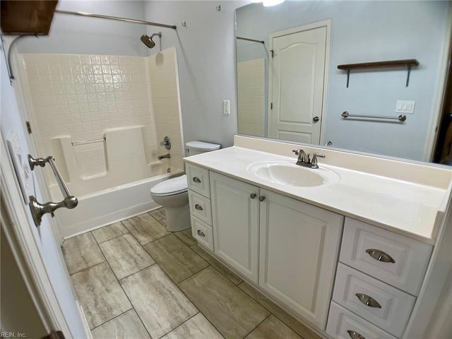 1049 Grand Oak LN, Virginia Beach, VA 23455