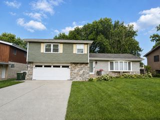 1915 N Chestnut Avenue, Arlington Heights, IL 60004
