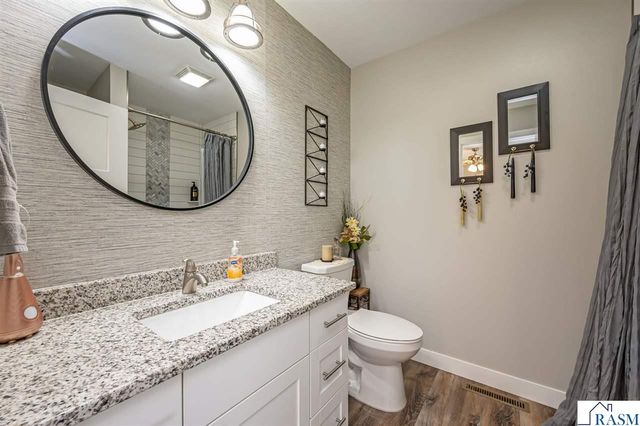 2292 Deerwood Drive, North Mankato, MN 56003