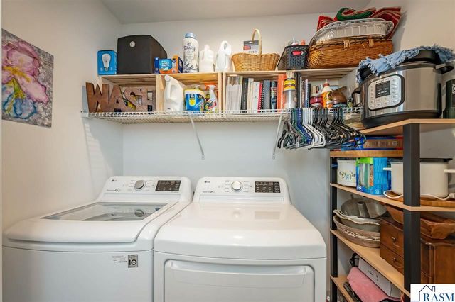 2292 Deerwood Drive, North Mankato, MN 56003