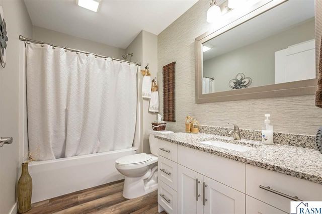 2292 Deerwood Drive, North Mankato, MN 56003