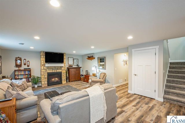 2292 Deerwood Drive, North Mankato, MN 56003