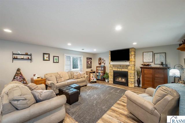 2292 Deerwood Drive, North Mankato, MN 56003
