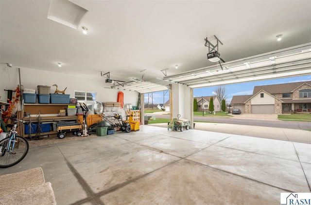 2292 Deerwood Drive, North Mankato, MN 56003