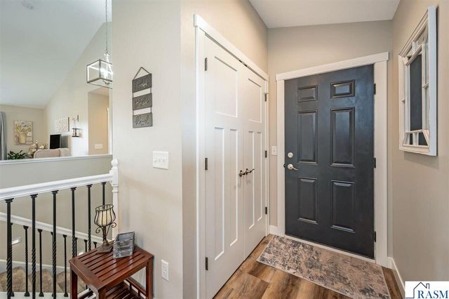 2292 Deerwood Drive, North Mankato, MN 56003