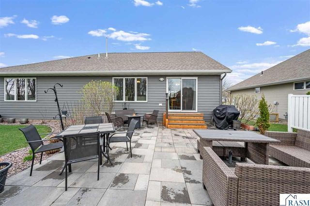 2292 Deerwood Drive, North Mankato, MN 56003