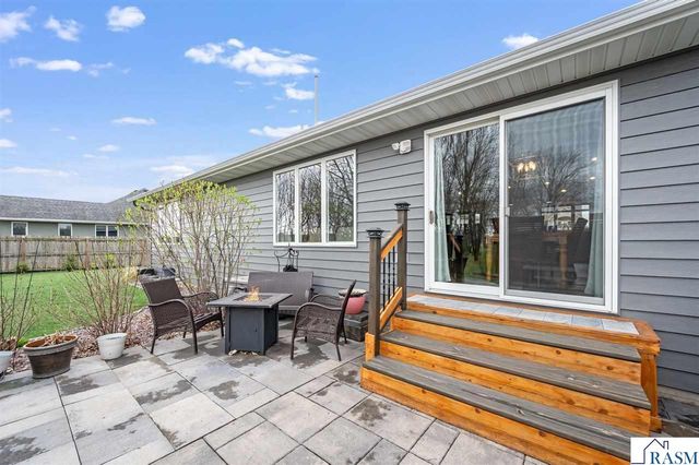 2292 Deerwood Drive, North Mankato, MN 56003