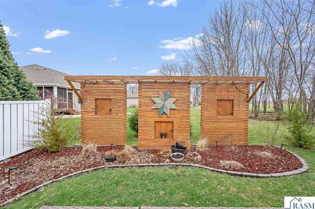 2292 Deerwood Drive, North Mankato, MN 56003