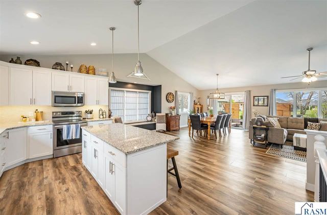 2292 Deerwood Drive, North Mankato, MN 56003