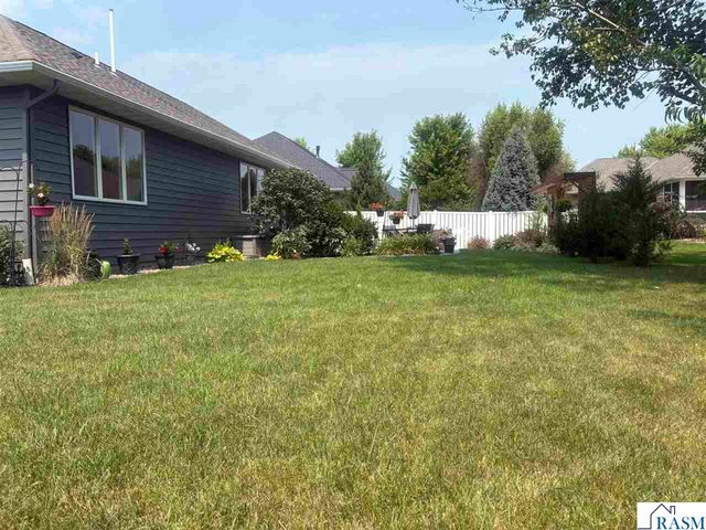 2292 Deerwood Drive, North Mankato, MN 56003