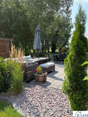 2292 Deerwood Drive, North Mankato, MN 56003