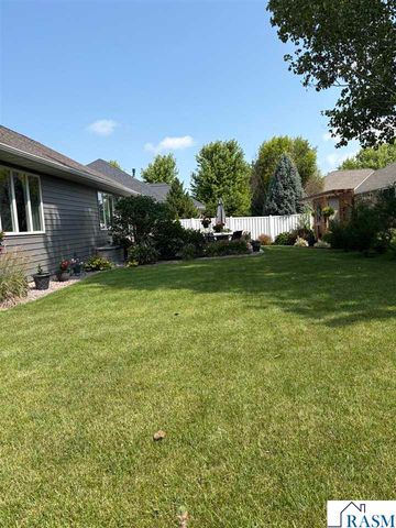 2292 Deerwood Drive, North Mankato, MN 56003