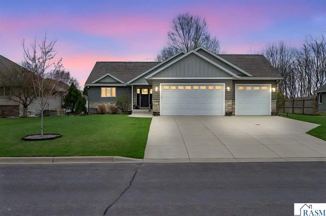 2292 Deerwood Drive, North Mankato, MN 56003