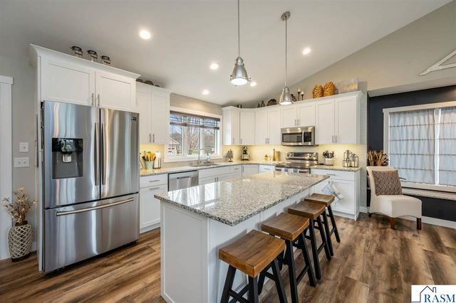 2292 Deerwood Drive, North Mankato, MN 56003