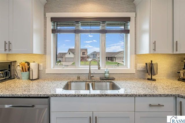 2292 Deerwood Drive, North Mankato, MN 56003