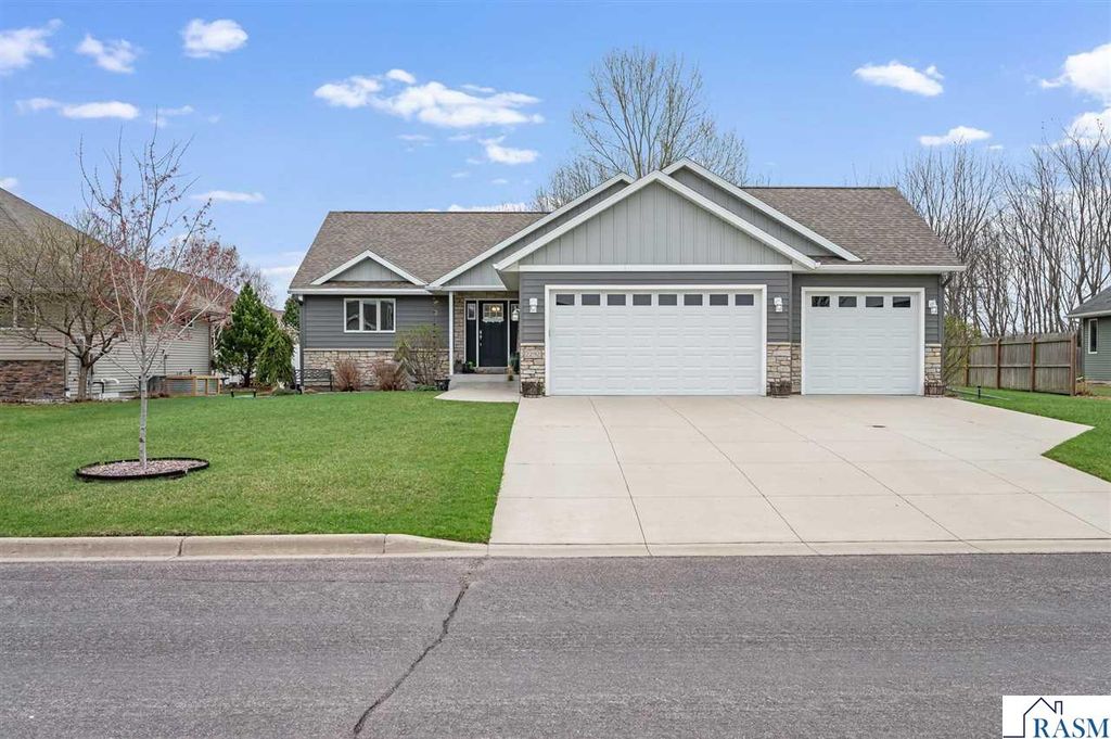 2292 Deerwood Drive, North Mankato, MN 56003