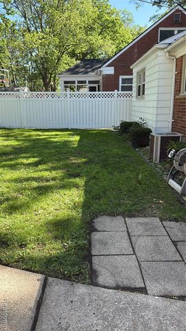 1500 Sherwood Court, Dearborn, MI 48124