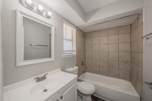 876 Dogwood Trail, Lancaster, TX 75146