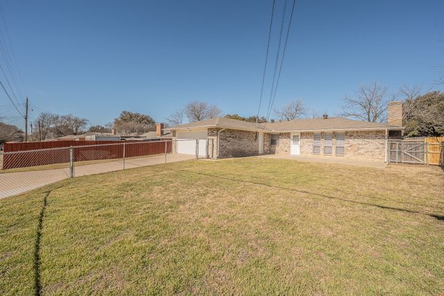876 Dogwood Trail, Lancaster, TX 75146