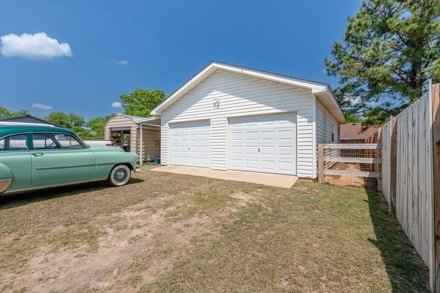118 Huntington Dr, Headland, AL 36345