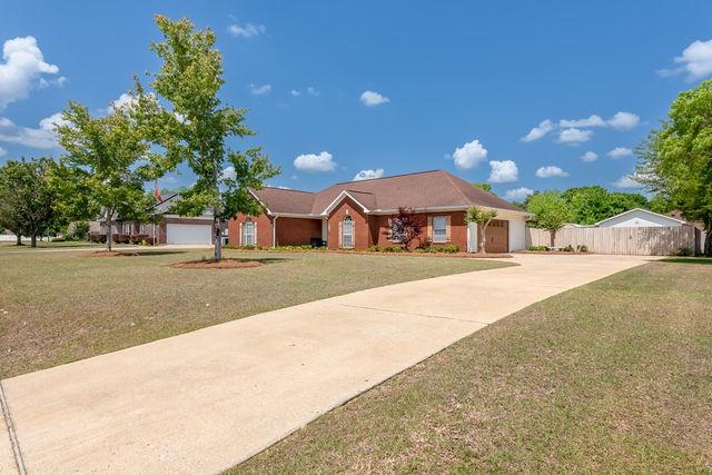 118 Huntington Dr, Headland, AL 36345