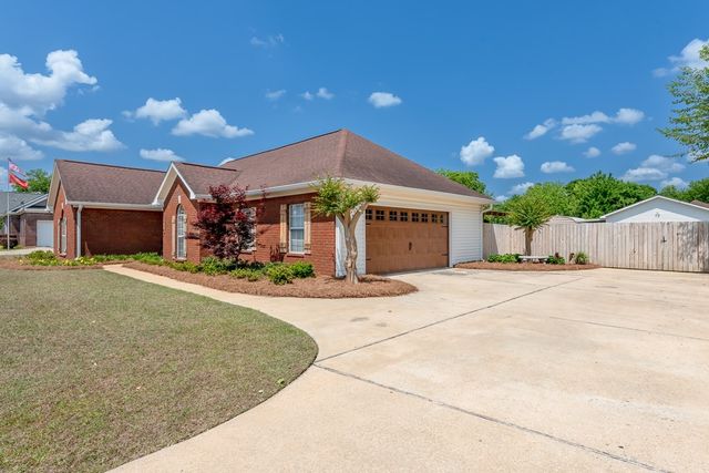118 Huntington Dr, Headland, AL 36345