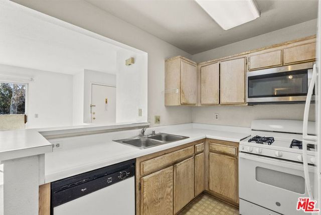 21302 Nandina Lane 202, Newhall, CA 91321