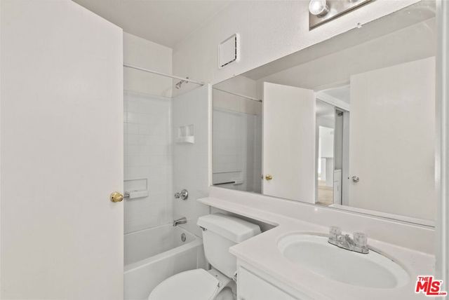 21302 Nandina Lane 202, Newhall, CA 91321