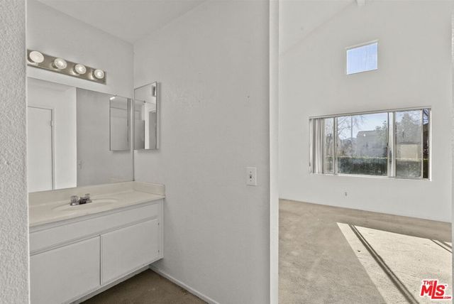 21302 Nandina Lane 202, Newhall, CA 91321