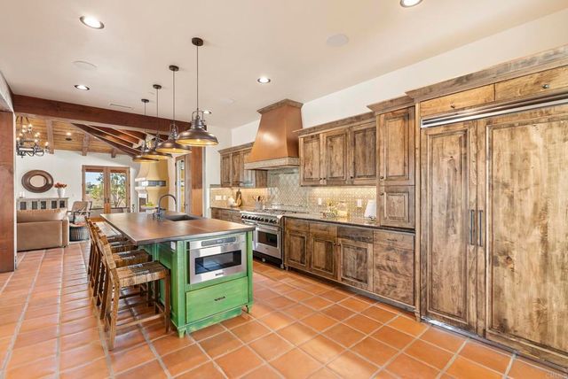 2525 Date Palm Court, Vista, CA 92084
