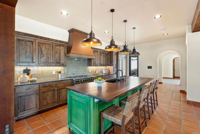 2525 Date Palm Court, Vista, CA 92084