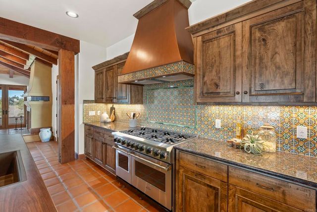 2525 Date Palm Court, Vista, CA 92084