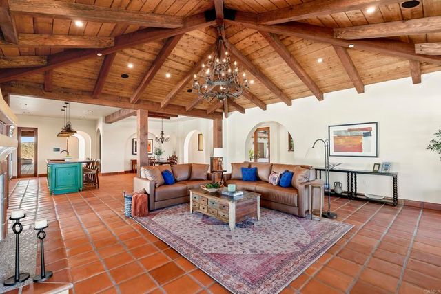 2525 Date Palm Court, Vista, CA 92084