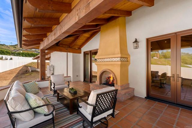 2525 Date Palm Court, Vista, CA 92084