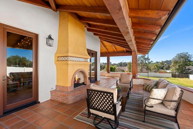 2525 Date Palm Court, Vista, CA 92084