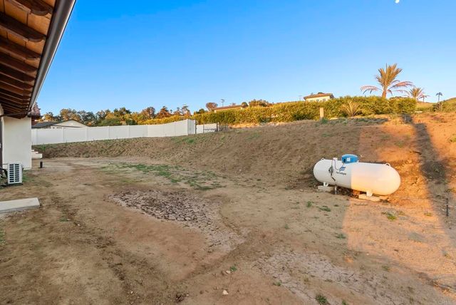 2525 Date Palm Court, Vista, CA 92084