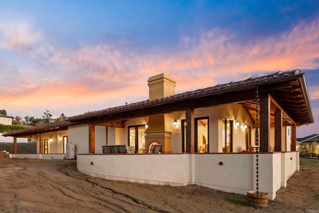 2525 Date Palm Court, Vista, CA 92084