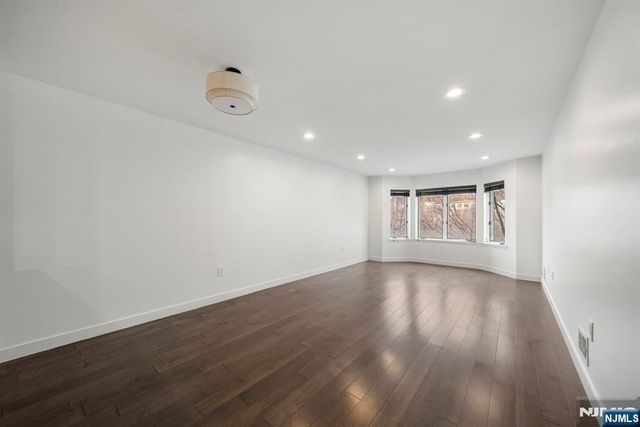 417 Ellery Court, Edgewater, NJ 07020