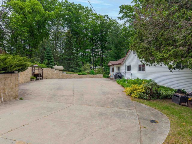 3152 Van Deusen Road, Harrison, MI 48625