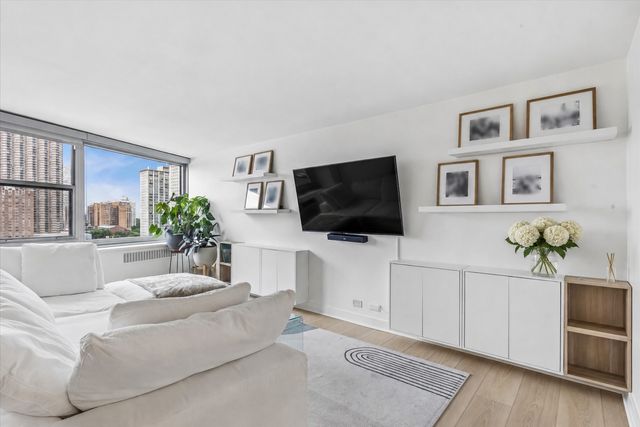 555 W Cornelia Avenue 1311, Chicago, IL 60657