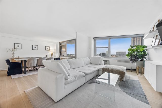 555 W Cornelia Avenue 1311, Chicago, IL 60657