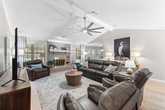9 Leeward Court, Maumelle, AR 72113