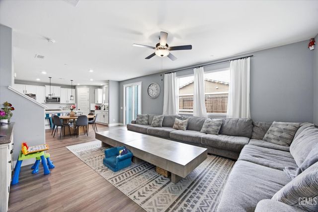 7215 Shooting Star Court, Bakersfield, CA 93311