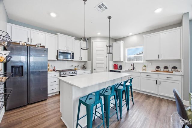 7215 Shooting Star Court, Bakersfield, CA 93311