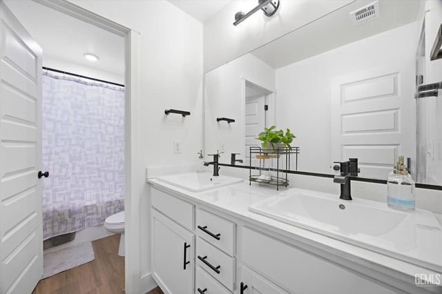 7215 Shooting Star Court, Bakersfield, CA 93311